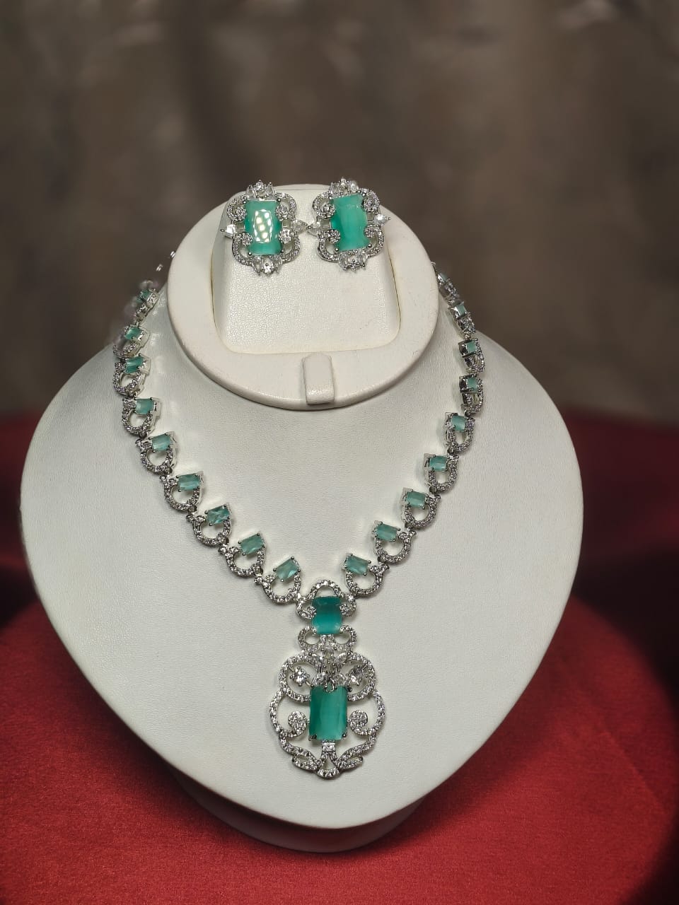 Divine Style Emarald Necklace With Earrings