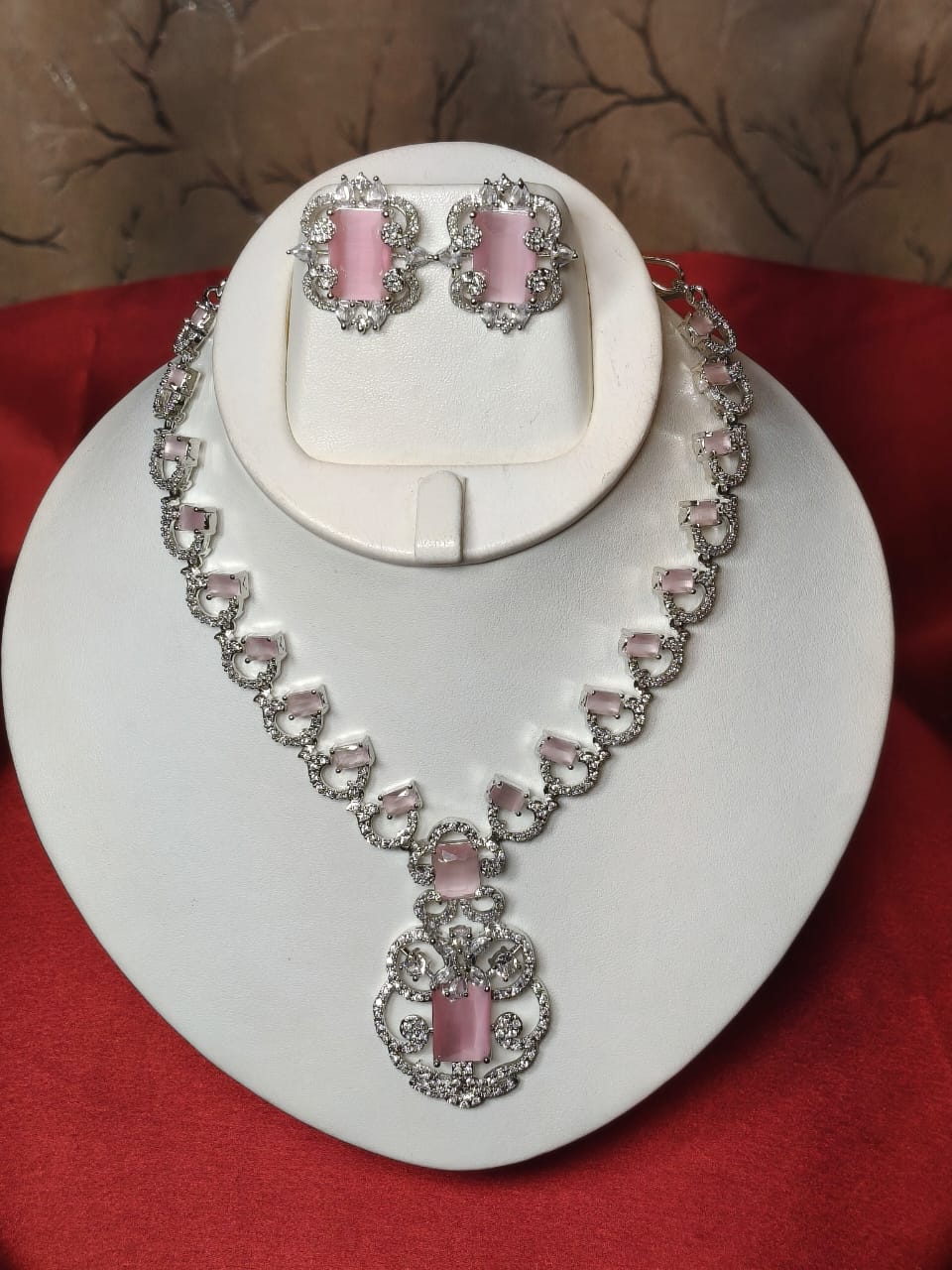 Divine Style Emarald Necklace With Earrings