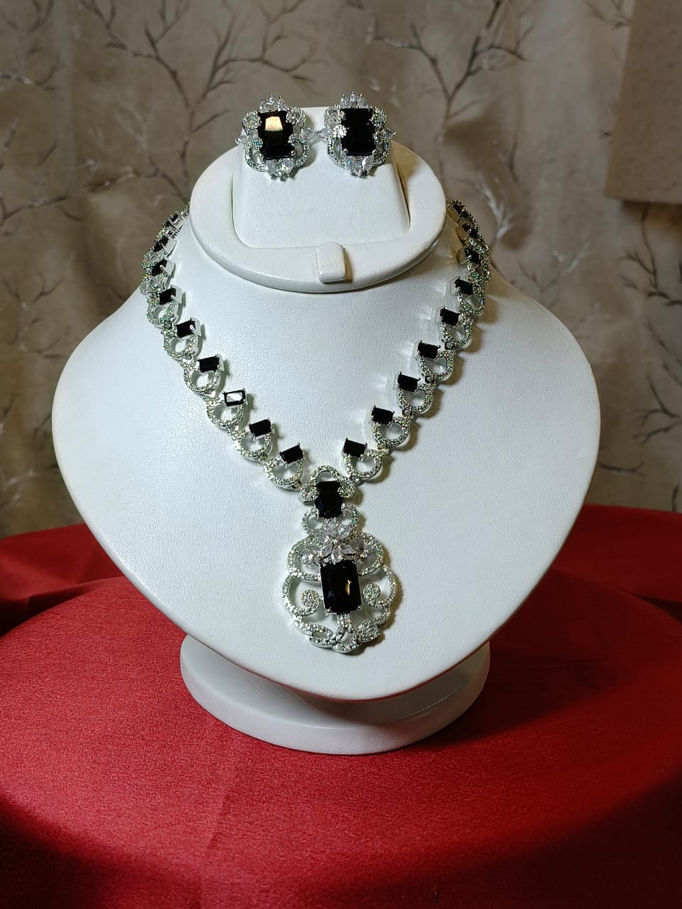 Divine Style Emarald Necklace With Earrings