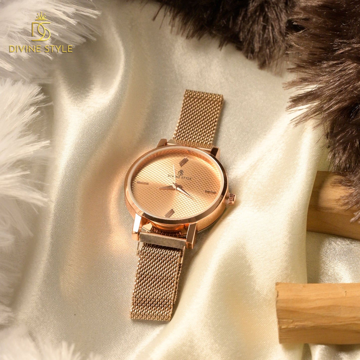 Divine Style Rose Gold Plated Mesh Chain Analog Wrist Watch for Women (Golden)