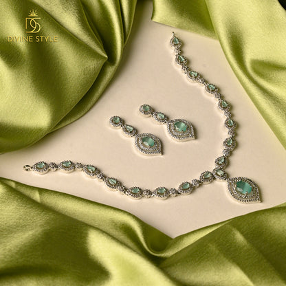 Divine Style Classic Necklace With Earrings (Green)