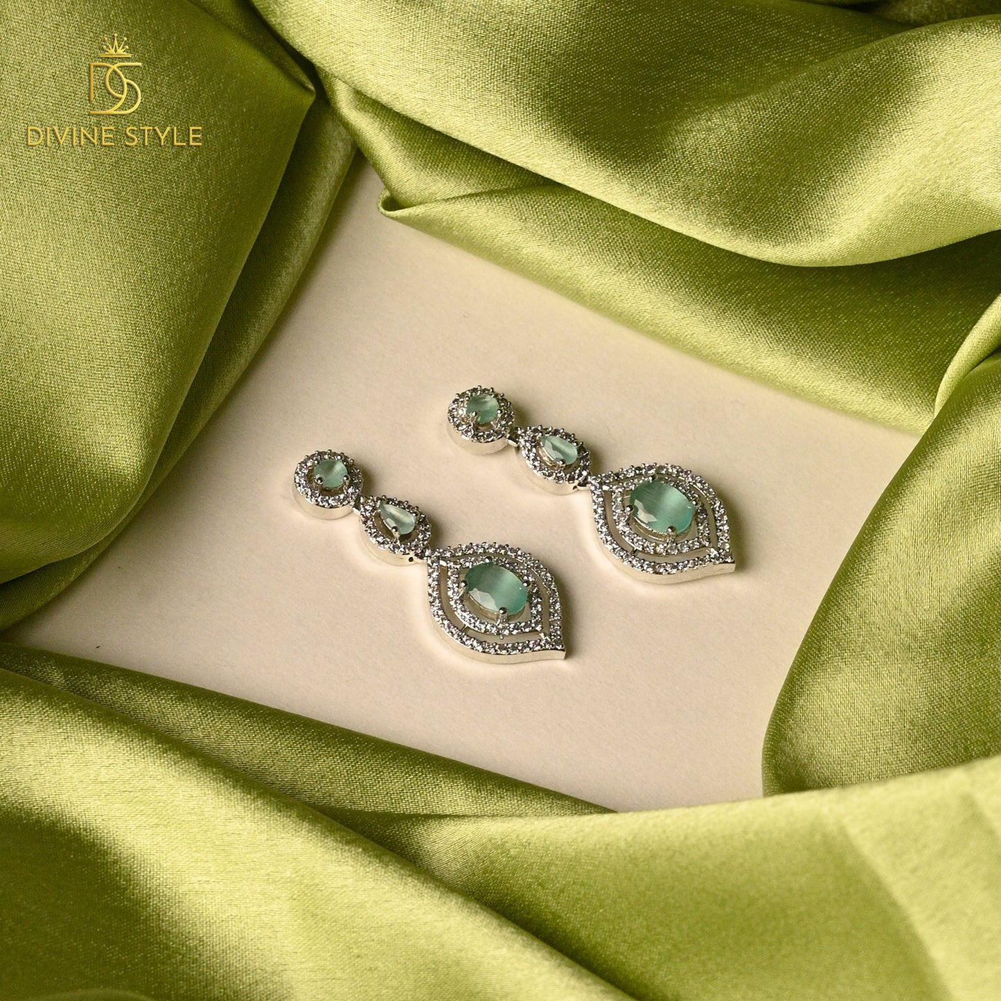 Divine Style Classic Necklace With Earrings (Green)