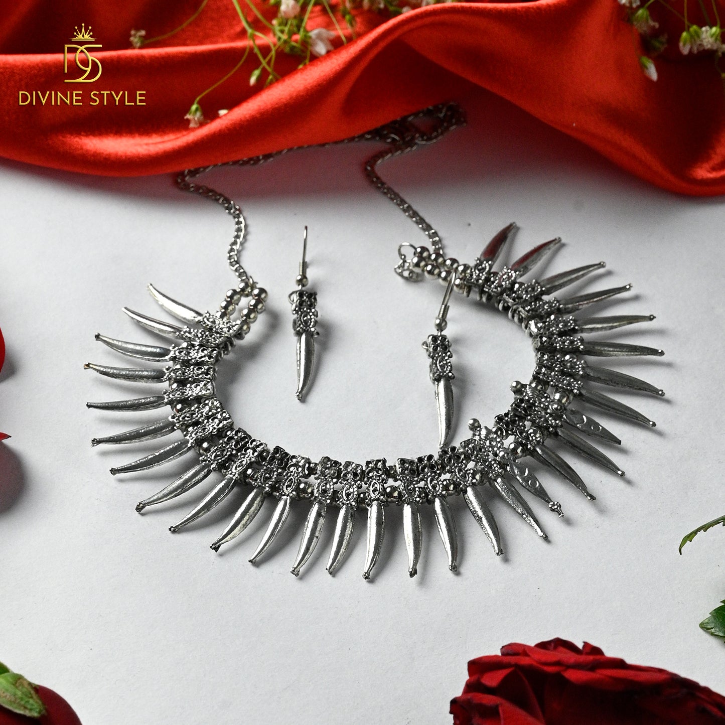 Divine Style Classic Necklace With Earrings