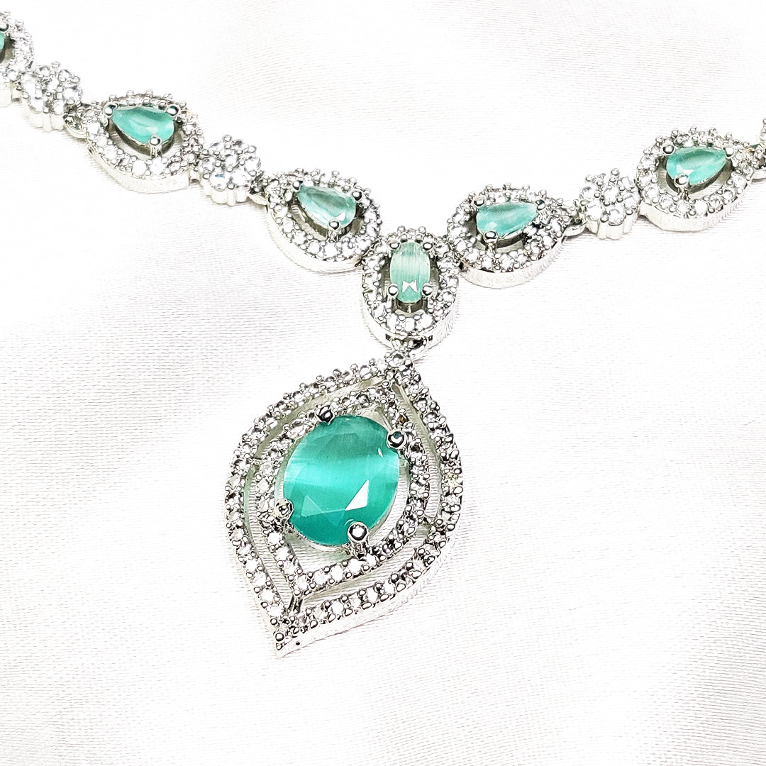 Divine Style Classic Necklace With Earrings (Green)
