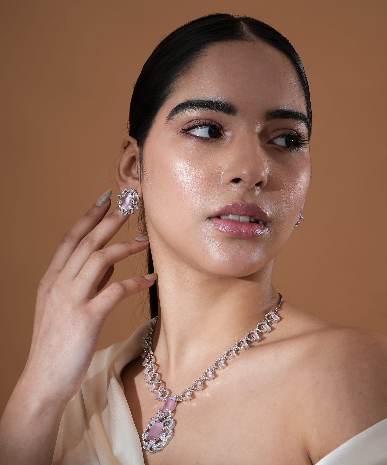 Divine Style Emarald Necklace With Earrings