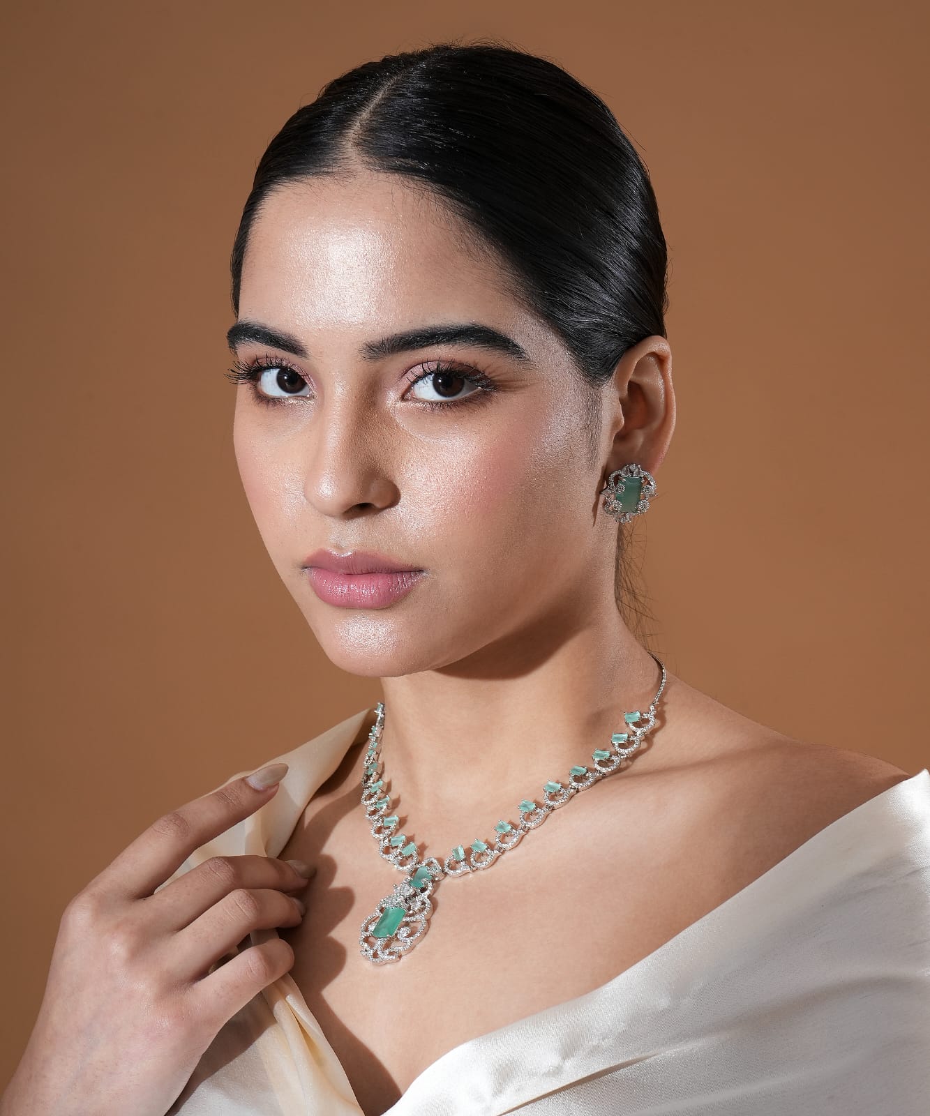 Divine Style Emarald Necklace With Earrings